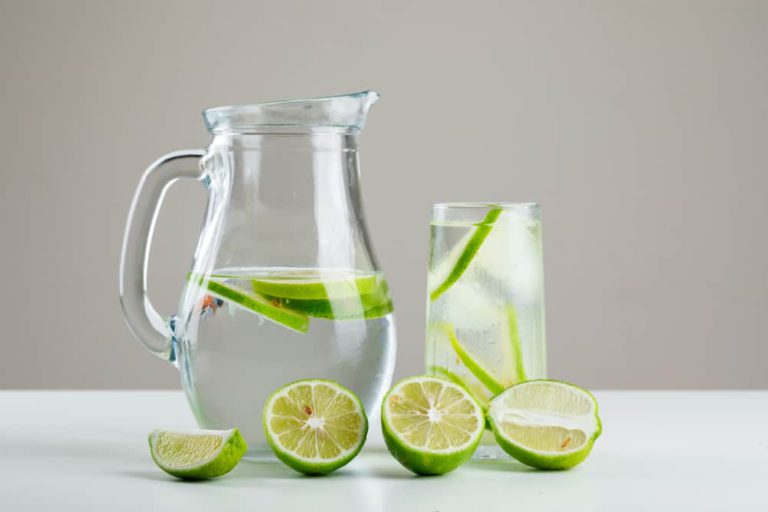 Perché Bere Acqua e Limone? 12 Benefici di Acqua e Limone che Devi Sapere